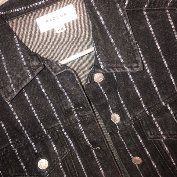 Cropped black denim jacket - Picture 3 of 3